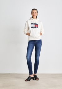 Tommy Jeans FLAG HOODIE - Felpa - ancient white