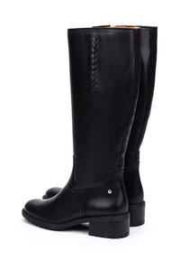 Botas negras de cuero hasta la rodilla con punta redondeada, costura texturizada en los laterales y un tacón bajo en bloque. Cuentan con un cierre con cremallera en el lateral.