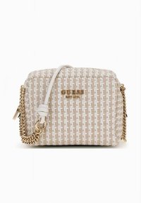 Gevlochten stoffen crossbodytas in beige met hardware in goudtint, voorzien van een kettingriem en logodetail aan de voorkant. Gladde textuur, rechthoekige vorm.