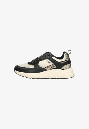 Zwarte en crèmekleurige sneaker met een gestructureerd materiaal, metalen accenten en een patroon op de zijpaneel. Dikke, witte zool met veters.