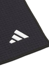 Črn teksturiran material z kontrastnim belim Adidas logotipom, ki vključuje tri črte. Robovi so zaključeni z črnimi šivi za večjo vzdržljivost.