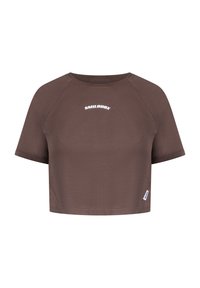 Brun cropped t-shirt med rund halsudskæring, korte raglanærmer og et hvidt logo print på forsiden. Blød, glat stofstruktur.
