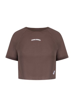 Ruskea lyhythihainen crop-t-paita, jossa on pyöreä kaula-aukko, lyhyet raglan-hihat ja valkoinen logopaino edessä. Pehmeä ja sileä kankaan rakenne.