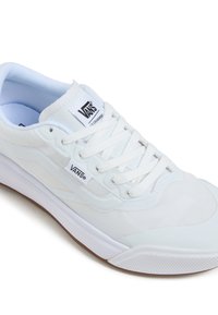 Witte Vans sneakers met een mesh bovenwerk, textuur ontwerp en rubberen zool met een klassiek logo etiket op de tong.