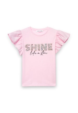 Różowy bawełniany t-shirt z krótkimi, falbaniastymi rękawami. Na przodzie znajduje się błyszczący napis „SHINE” oraz czarny kursywny napis „like a star” poniżej. Gładka faktura.