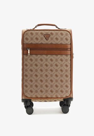 Valigia marrone a motivo con superficie in tessuto strutturato, tasca frontale con cerniera e quattro ruote nere per la mobilità. Arricchita da un logo.