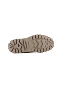 Suela de zapato de goma color arena con un patrón de banda de rodadura resistente, que presenta crestas y surcos alternos para mayor tracción. Diseño de fondo plano, con mínima marca.