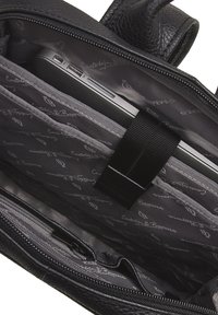 Zaino in pelle nera con un ampio interno. Fodera in tessuto grigio con motivo logo, include tasche e una cintura per fissare un laptop.