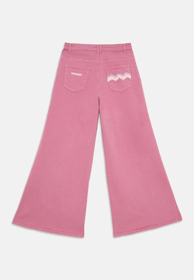 Rosa vidde bukser med to baklommer. Har zigzag mønster på en lomme og subtil merking. Laget av slitesterkt denimmateriale.