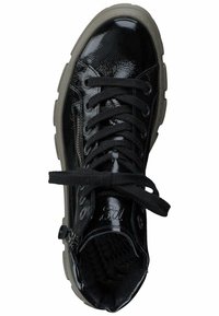 Baskets montantes en cuir verni noir avec lacets noirs, surface texturée, semelle en caoutchouc gris clair, détail de zip sur le côté et logo sur la languette.