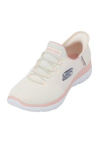 Skechers sneaker met een lichtgewicht mesh bovenwerk in crème, roze accenten, elastische veters en een gewatteerde witte zool. Glad texture, instap design.