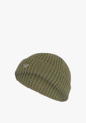Bonnet en tricot khaki avec texture côtelée, orné d'un petit logo brodé sur le côté, conçu pour un ajustement serré et de la chaleur.