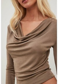 NA-KD Langarmshirt - brown