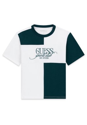 Kortærmet T-shirt med hvide og mørkegrønne farveblokke og teksten "GUESS sports club Los Angeles" på fronten.