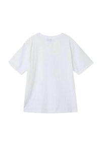 Camiseta de algodón blanca con un corte relajado, mangas cortas y cuello redondo, con un diseño liso y sin logotipos ni patrones visibles.