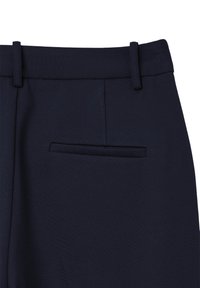 Pantaloni su misura blu navy con una texture liscia, dotati di passanti per la cintura e una sola tasca posteriore con un sottile design a welt.