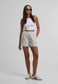 Urban Classics STRIPED  - Rövidnadrágok - cloud white