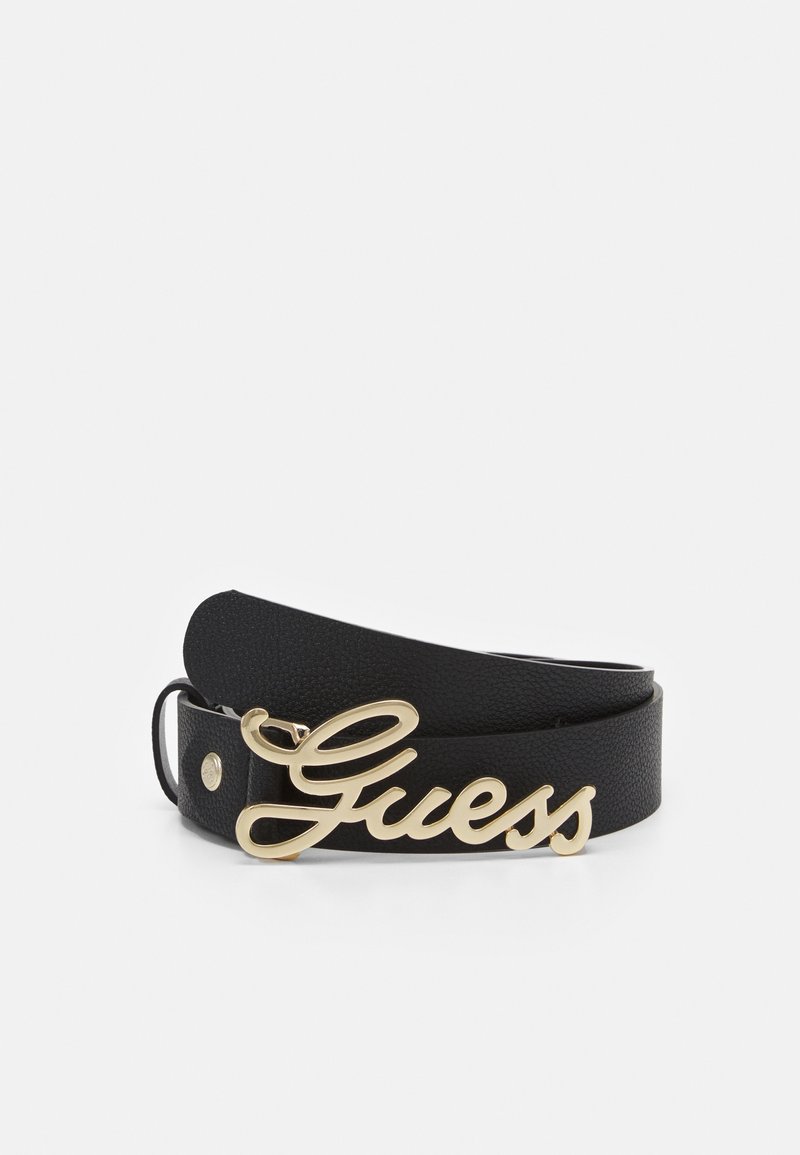 Ceinture en cuir noir avec une boucle métallique dorée affichant "Guess" en écriture cursive sur un fond blanc uni.