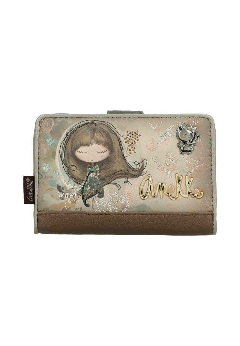 La cartera presenta un exterior de cuero sintético de color claro con un diseño de dibujos animados, detalles en relieve, un charm de metal y una sección inferior marrón.