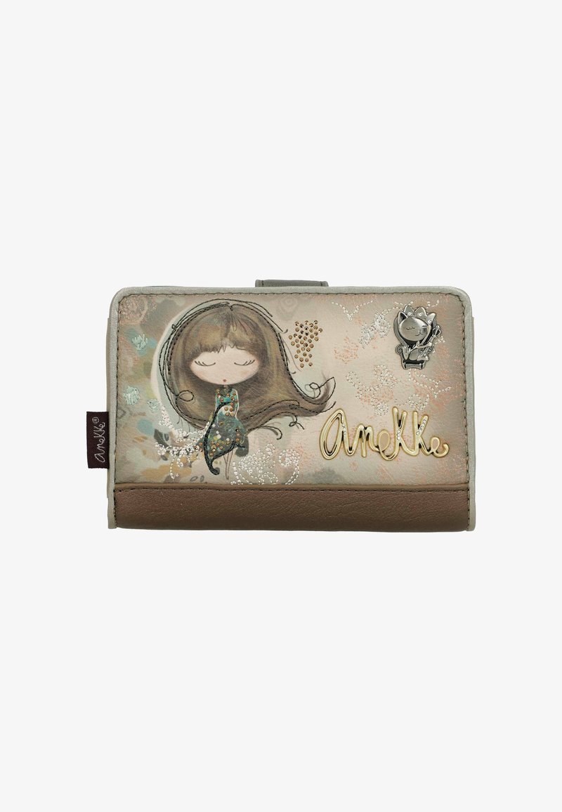 La cartera presenta un exterior de cuero sintético de color claro con un diseño de dibujos animados, detalles en relieve, un charm de metal y una sección inferior marrón.