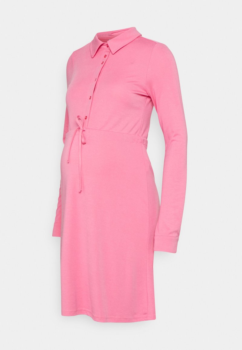 Vestido de maternidade rosa feito de tecido suave. Apresenta uma gola, fecho de botões na frente, mangas longas e uma cintura com cordão para ajustabilidade.