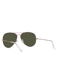 Occhiali da sole aviator con lenti verdi, montatura in metallo color oro rosa, estremità delle stanghette trasparenti e sottili dettagli in filo. Design classico e costruzione leggera.