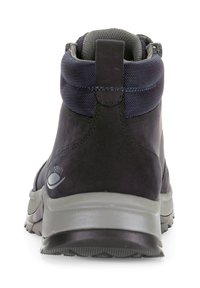 Botas de senderismo de color gris oscuro con un cuello acolchado, acentos de tela texturizada y una suela de goma resistente con un patrón de tacos para tracción.