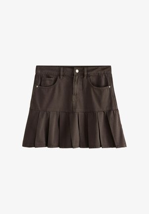 Jupe en denim marron avec une taille ajustée et un ourlet plissé évasé. Comprend des poches avant et une fermeture par un bouton métallique unique.