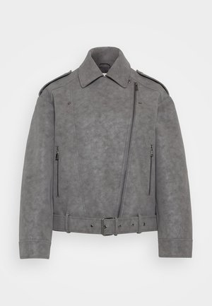 Pelēka mākslīgā zamša jaka ar strukturētu apkakli, asimetrisku rāvējslēdzēju, sānu rāvējslēdzēju kabatām un jostu viduklī. Akcenti ietver plecu epauletus.