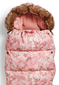 Lyserød baby-sovepose med blomstermønster, foret med blødt plyss og aftagelig brun kunstpels kant på hætten.