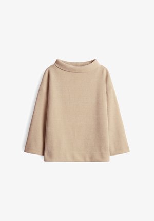 Maglione a coste beige con maniche lunghe e un collo alto, ampio, esposto su uno sfondo bianco.