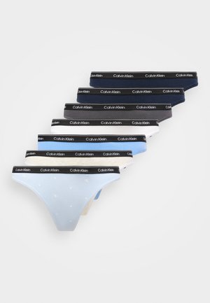 Set di perizoma Calvin Klein in colori assortiti: include azzurro chiaro, nero e bianco. Ognuno presenta un elastico in vita nero con logo.