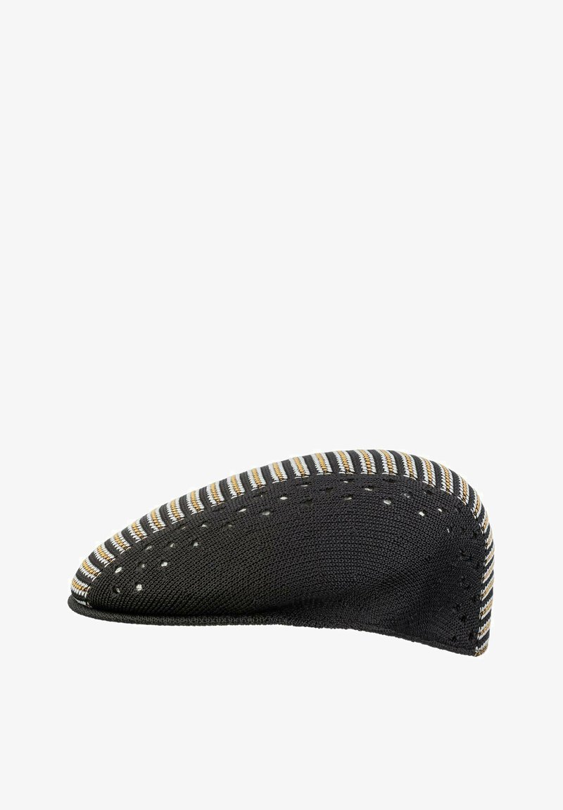 Gorra de rayas en blanco y negro con forma redondeada, material de punto texturizado y pequeñas perforaciones para la transpirabilidad en los lados.