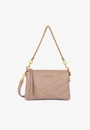 Sac à bandoulière en cuir beige avec un design matelassé, une chaîne dorée, une fermeture à glissière et un détail de pompon. Présente le logo de la marque en relief.