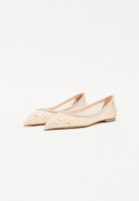 Beige ballet-kengät, joissa on terävä kärki, koristeltu hohtavilla strassikivillä ja helmillä ylhäällä. Kevyt, tasapohja.