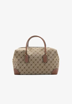 Borsa beige con motivo, manici in pelle marrone, rinforzi agli angoli e dettagli in metallo color oro, su sfondo bianco.