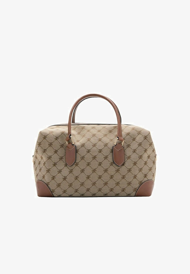 Beżowa torebka w wzory z brązowymi skórzanymi uchwytami, wzmocnieniami na rogach i złotym metalowym okuciem, na białym tle.