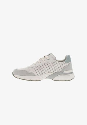 Baskets gris clair avec panneaux en maille, bout rond, semelle blanche et accents texturés. Présente un détail de talon bleu pastel et des lacets plats.