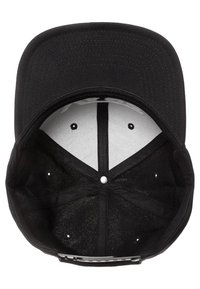 Gorra de béisbol negra con visera curva, exterior de tela texturizada y interior suave. Presenta seis orificios de ventilación y una banda para el sudor.
