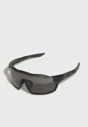 Sorte wraparound sportsolbriller med mørketonede linser og teksturerede arme, designet til udendørs aktiviteter.