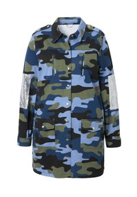 Chaqueta de camuflaje en azul, verde y negro. Diseño de botón con parches acentuados en plata, bolsillos en el pecho y dos bolsillos de parche en la parte inferior.