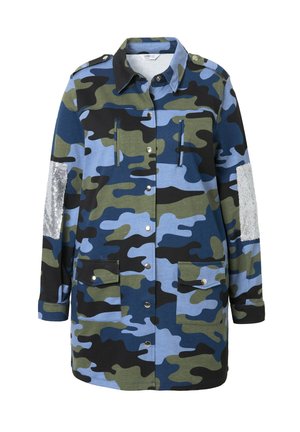 Veste camouflage en bleu, vert et noir. Design à boutons avec des patchs argentés, poches poitrine et deux poches plaquées inférieures.