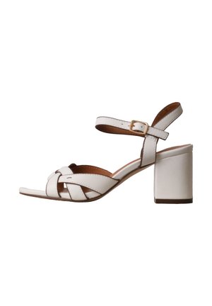 Sandale blanche à talon ouvert à l'orteil avec talon bloc, bride à la cheville et boucle dorée, avec des lanières avant tissées et une doublure intérieure marron.