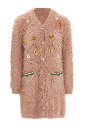Faux fur cardigan in zacht roze met bloemenborduurwerk, knoopsluiting en twee zakken met groene en gele gegolfde accenten.