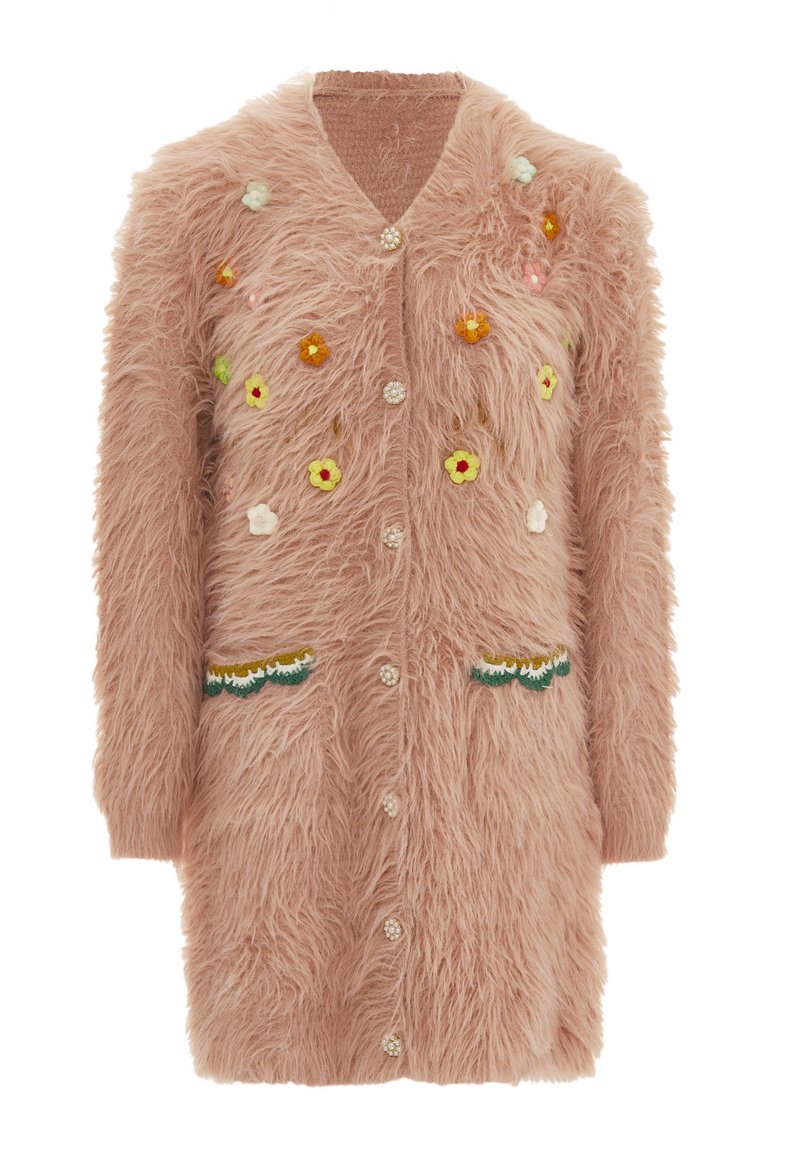 Faux fur-cardigan i mjuk rosa med blomstermönster, knäppning framtill och två fickor med gröna och gula scallop-accenter.