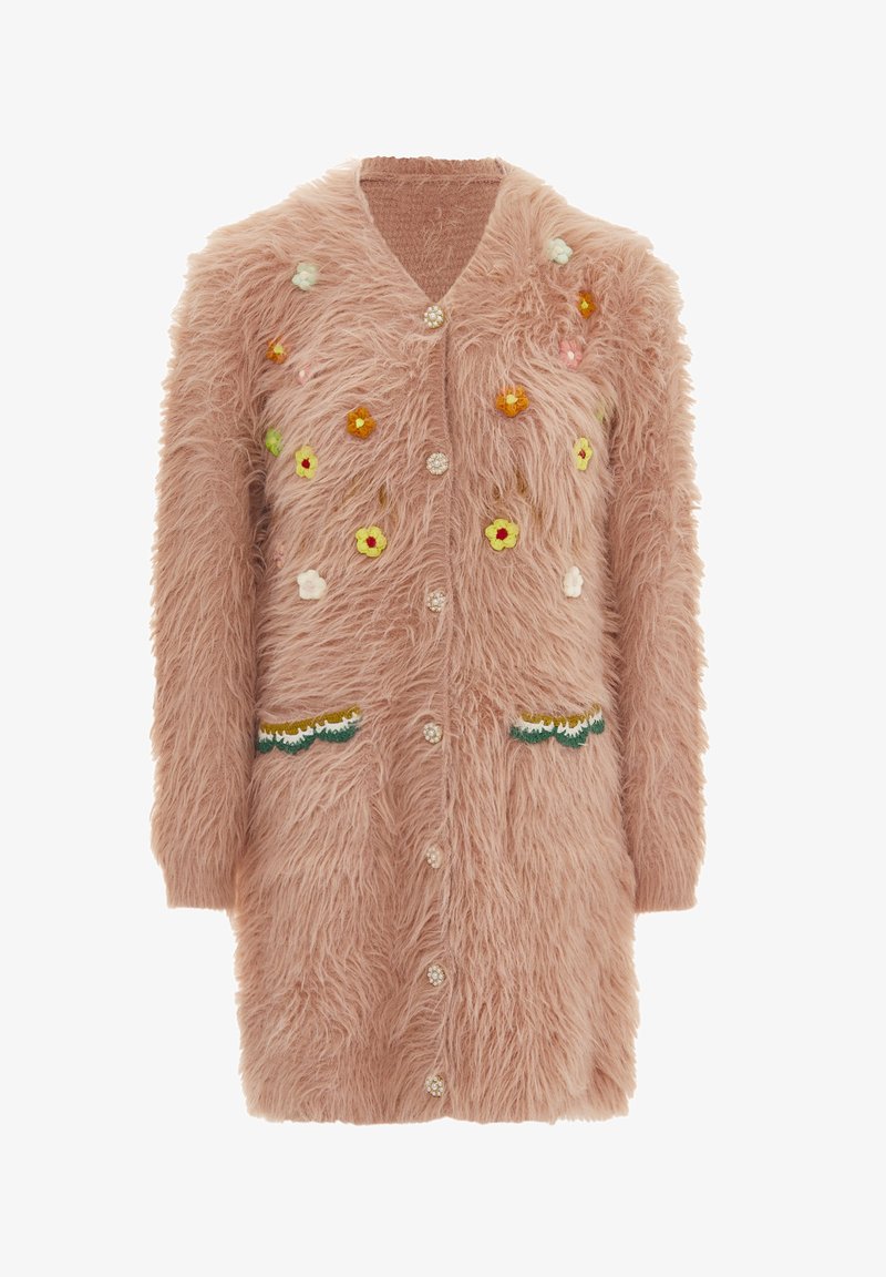Falešný kožich v jemné růžové barvě s květinovou výšivkou, uzavírání na knoflíky a dvěma kapsami se zelenými a žlutými vlnkovanými akcenty.