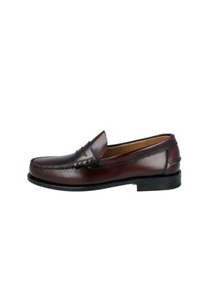 Mocasín clásico de cuero marrón oscuro con detalle de costuras y suela negra, mostrado en perfil izquierdo sobre fondo blanco.