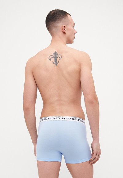 Svijetloplavi bokserice s bijelim pojasom na kojem se nalazi logo "POLO RALPH LAUREN". Glatka tkanina, prilagođen dizajn i srednja dužina.