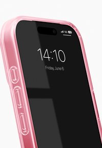 Gjennomsiktig rosa mobildeksel med åpninger for knapper, tett passform rundt en usynlig svart telefon skjerm som viser tid og dato.