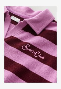 Kijelölve, burgundy stripe